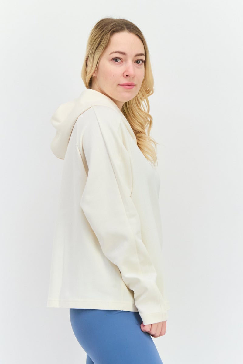 PUMA هودي خارجي مزين بشعار للنساء بتصميم مريح، كريمي - Image 2